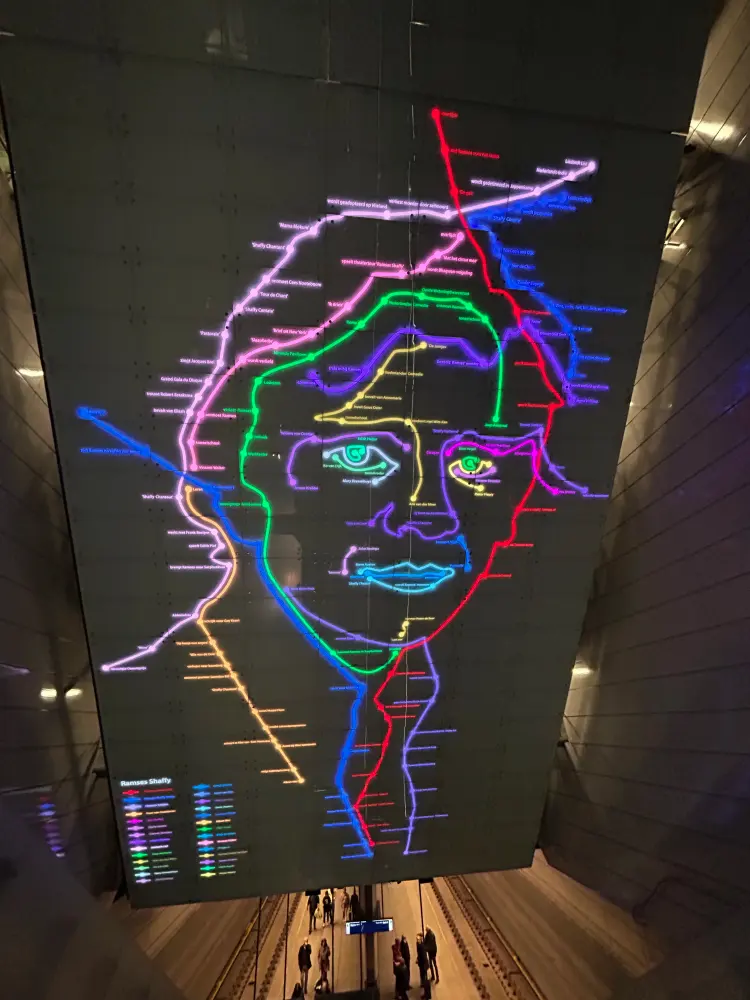 Instalação colorida em uma estação de metrô em Amsterdã.